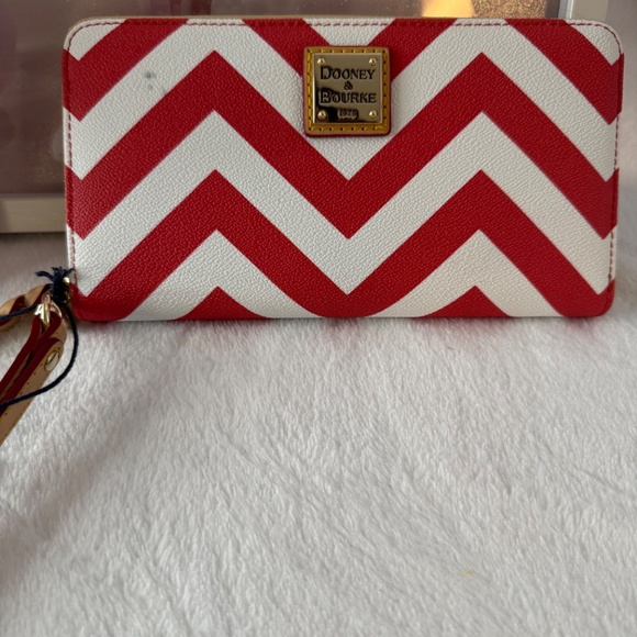 Dooney & Bourke Chevron Large Zip Around Wallet Clutch Wristlet. - Picture 2 of 10